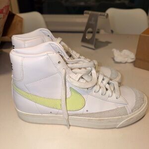 Nike mid Blazer 77 White High-Tops Accents size 7